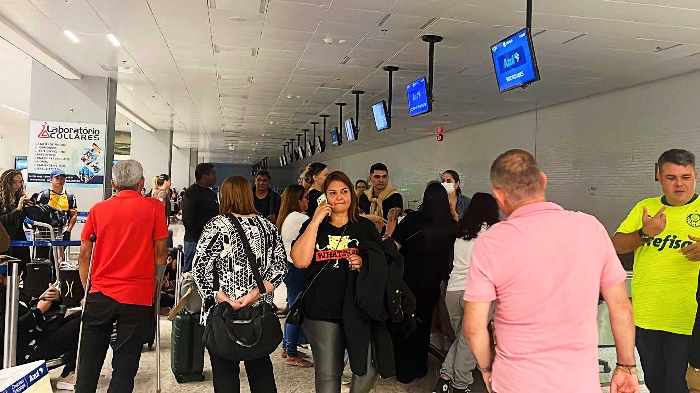 Voo da Azul é cancelado e passageiros dormem no chão do aeroporto de Macapá