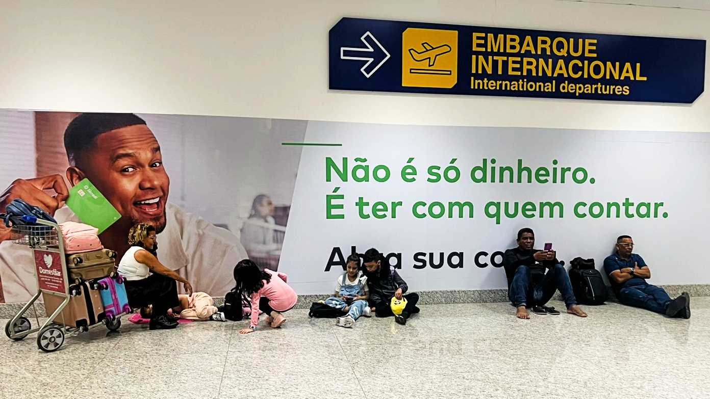 Voo da Azul é cancelado e passageiros dormem no chão do aeroporto de Macapá