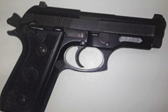 Homem é preso com arma ilegal durante operação da PF que investiga fraudes milionárias em licitações no Amapá