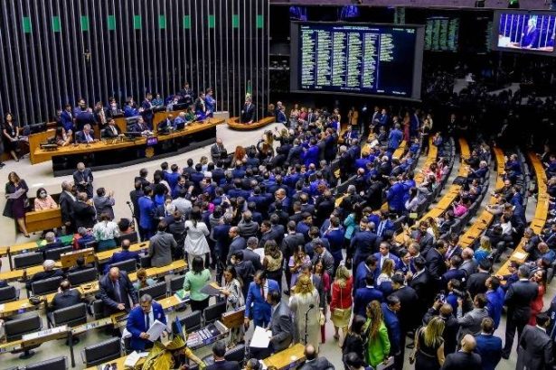 Após decisão do STF, Câmara decreta perda do mandato de quatro deputados do Amapá