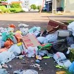 Sacolões de lixo tomam conta das ruas de Macapá e moradores já não aguentam mais a fedentina