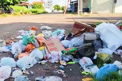Sacolões de lixo tomam conta das ruas de Macapá e moradores já não aguentam mais a fedentina