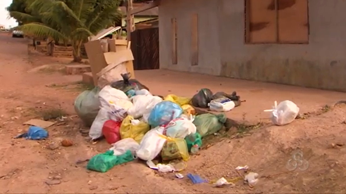 Sacolões de lixo tomam conta das ruas de Macapá e moradores já não aguentam mais a fedentina