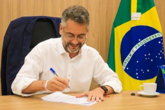 Governador Clécio prorroga concursos da Educação e Polícia Científica por mais dois anos