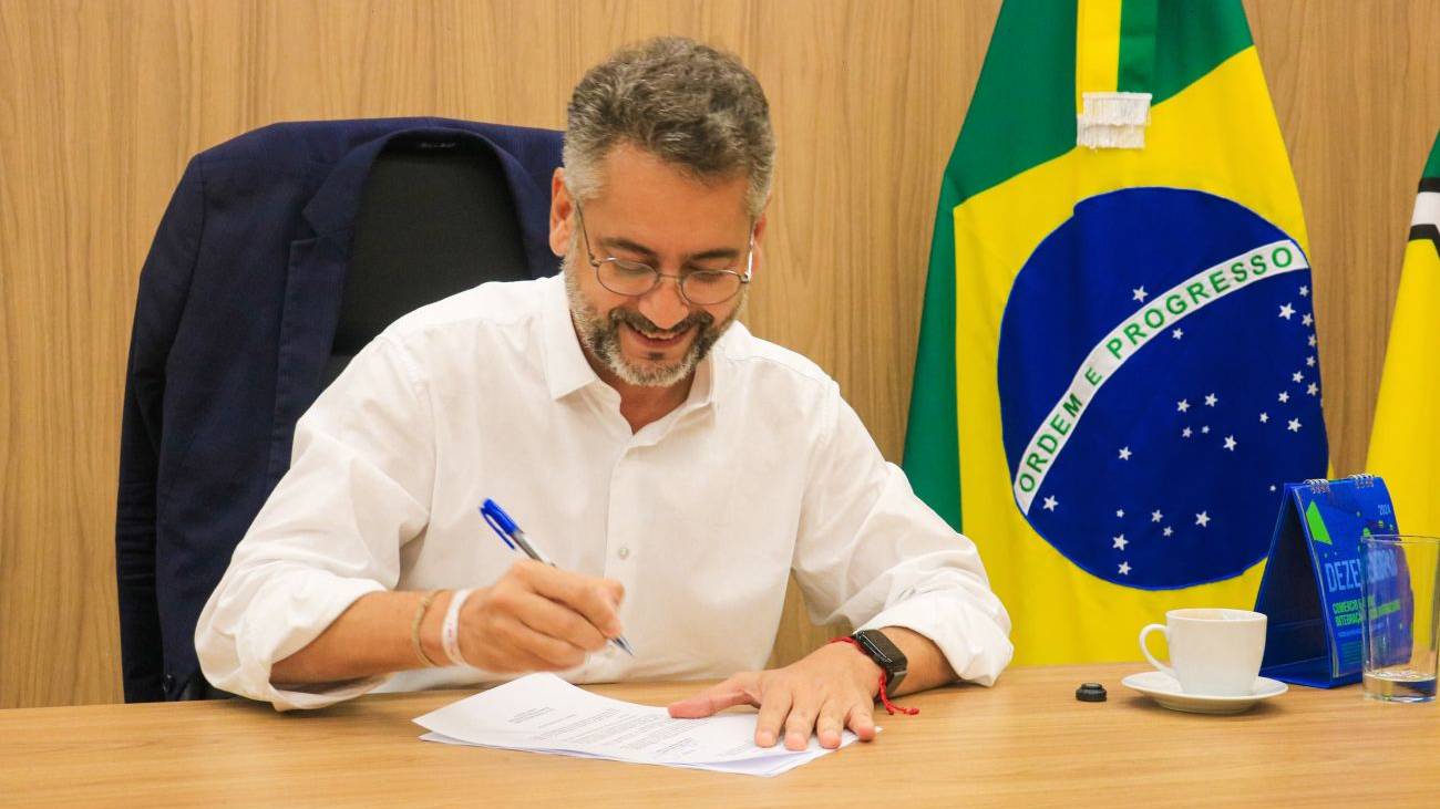 Governador Clécio prorroga concursos da Educação e Polícia Científica por mais dois anos