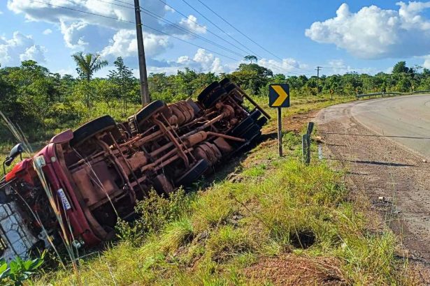 Caminhão-baú carregando tomba na “curva da morte”, em Tartarugalzinho