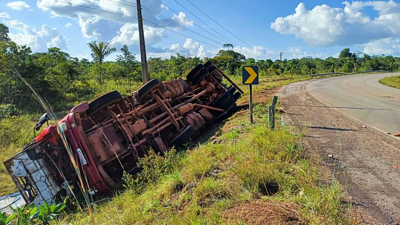 Caminhão-baú carregando tomba na “curva da morte”, em Tartarugalzinho
