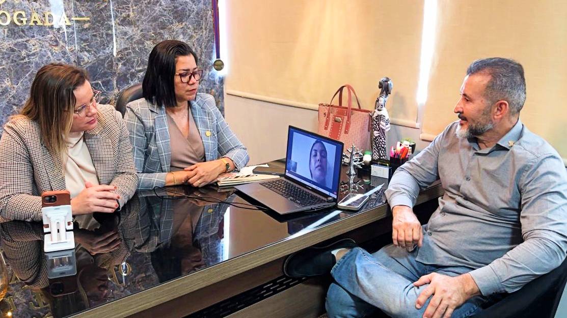 Motorista que atropelou colegas após discussão na faculdade chora e diz estar arrependida