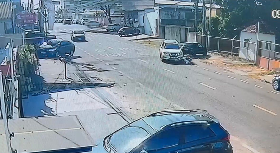 Motorista que atropelou colegas após discussão na faculdade chora e diz estar arrependida
