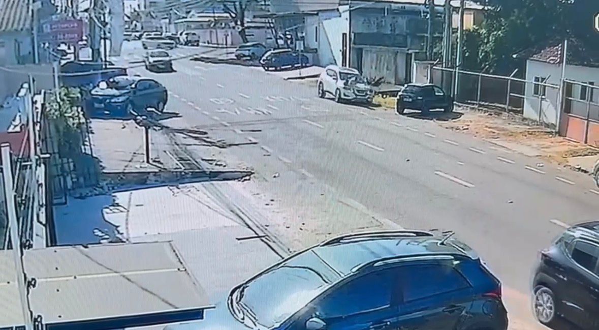 Motorista que atropelou colegas após discussão na faculdade chora e diz estar arrependida