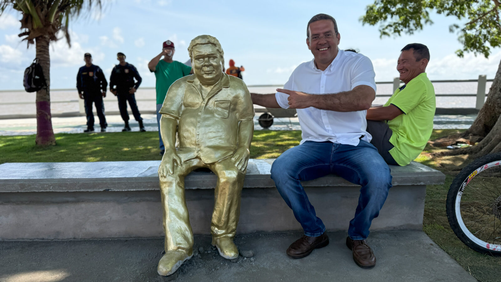 Menos de 24h após inauguração, estátua de "Maguila" é depredada na nova orla do Perpétuo Socorro