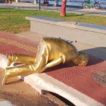 Menos de 24h após inauguração, estátua de "Maguila" é depredada na nova orla do Perpétuo Socorro