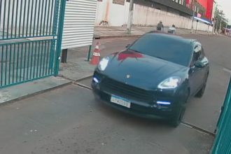 Motorista de porsche atropela motociclista na Duca Serra e foge sem prestar socorro