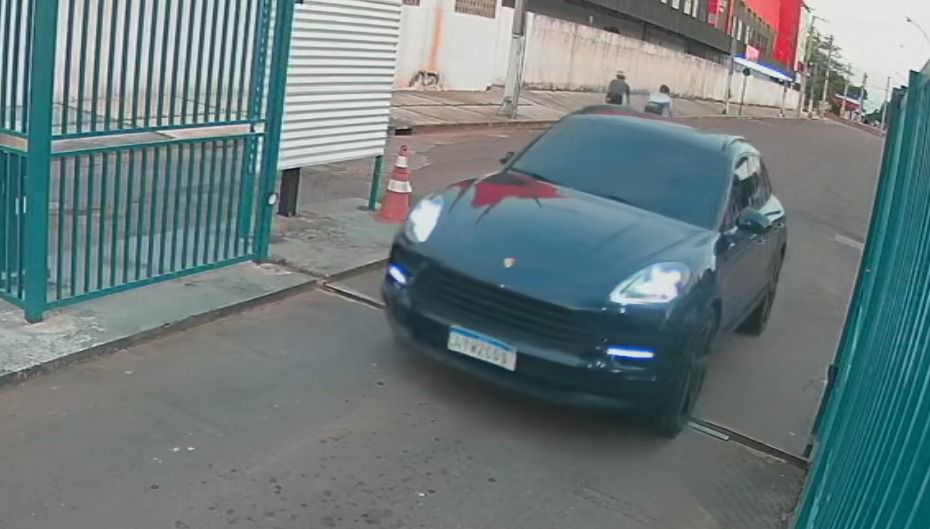 Porsche que atropelou trabalhadora na Duca Serra soma mais de R$ 11 mil em multas e circula sem licenciamento desde 2021