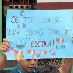 Pais protestam contra abandono da Escola Eunice Picanço enquanto prefeitura anuncia telões para jogo de futebol