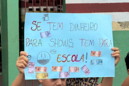Pais protestam contra abandono da Escola Eunice Picanço enquanto prefeitura anuncia telões para jogo de futebol