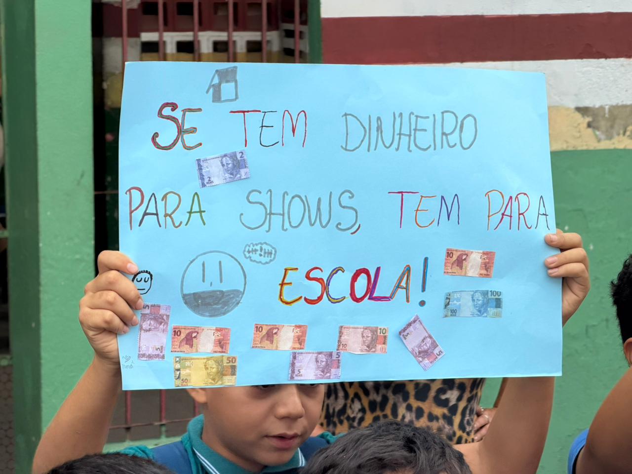 Pais protestam contra abandono da Escola Eunice Picanço enquanto prefeitura anuncia telões para jogo de futebol