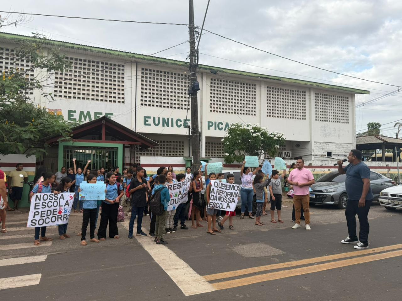 Pais protestam contra abandono da Escola Eunice Picanço enquanto prefeitura anuncia telões para jogo de futebol