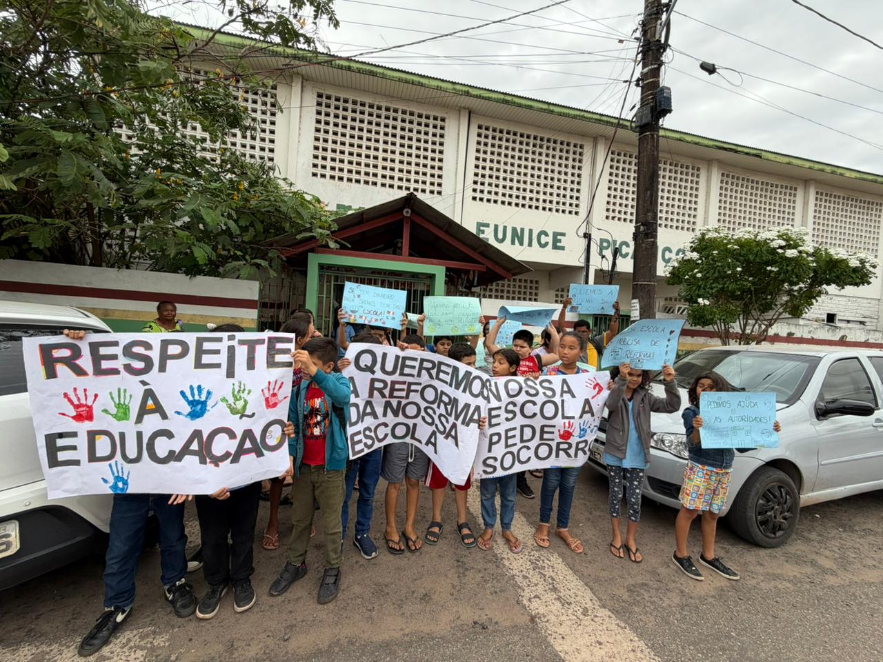 Pais protestam contra abandono da Escola Eunice Picanço enquanto prefeitura anuncia telões para jogo de futebol