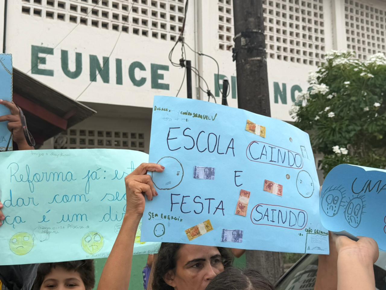Pais protestam contra abandono da Escola Eunice Picanço enquanto prefeitura anuncia telões para jogo de futebol