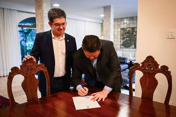 Senadores Davi a Randolfe notificam ANEEL para retirar de pauta aumento de tarifa de energia no AP