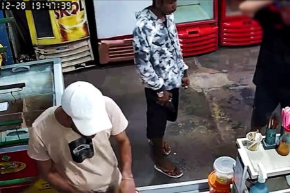 Ladrões assaltam mercantil, tomam cerveja e fogem como se nada tivesse acontecido