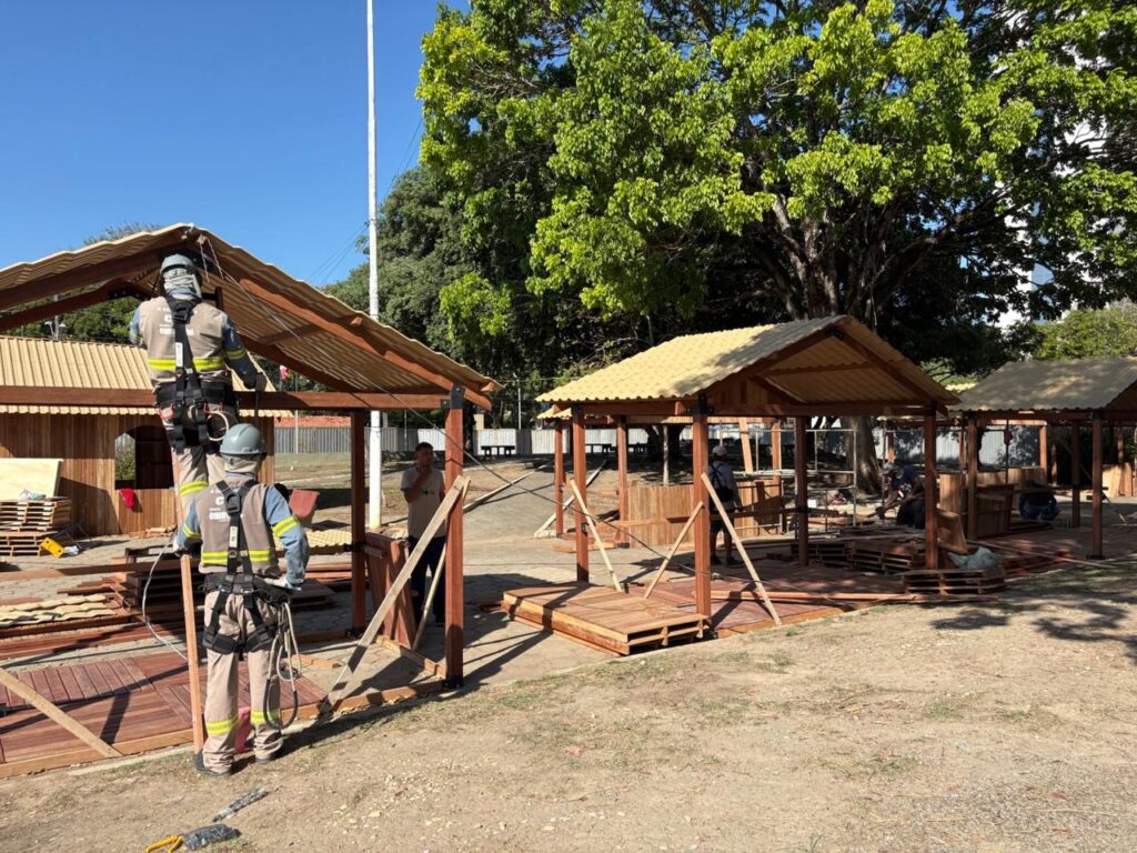 Grupo Equatorial transforma Praça da Bandeira em cidade natalina e acende iluminação especial com Natal Encantado em Macapá