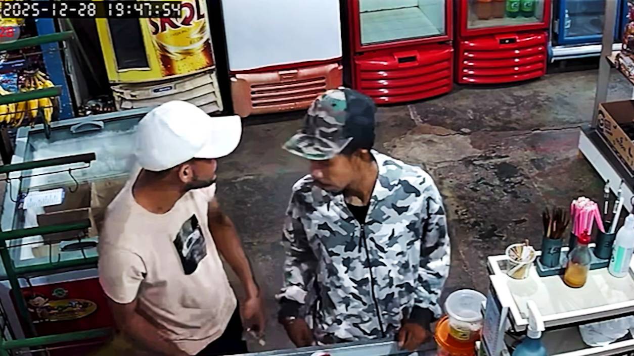 Ladrões assaltam mercantil, tomam cerveja e fogem como se nada tivesse acontecido