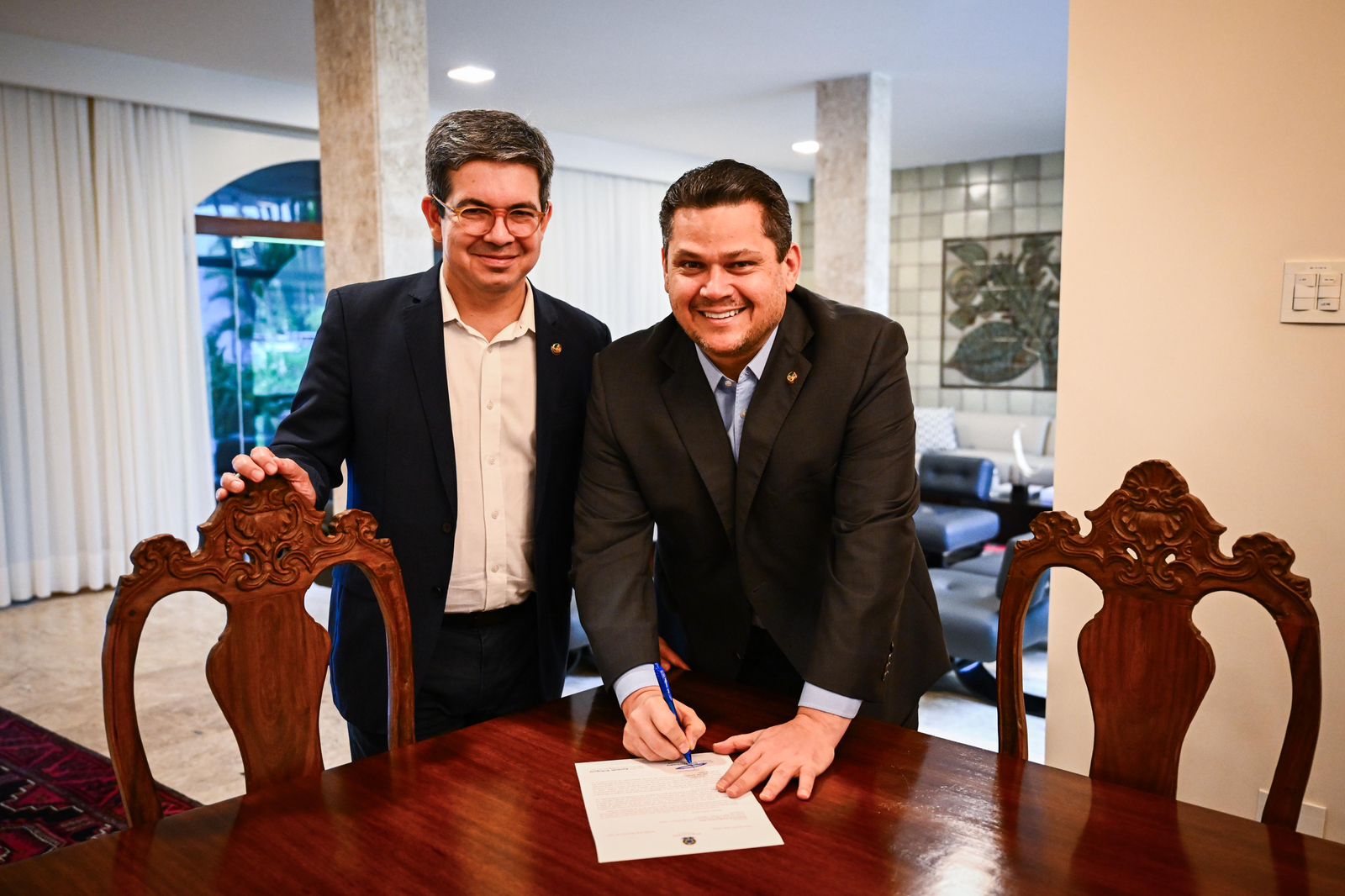 Senadores Davi a Randolfe notificam ANEEL para retirar de pauta aumento de tarifa de energia no AP