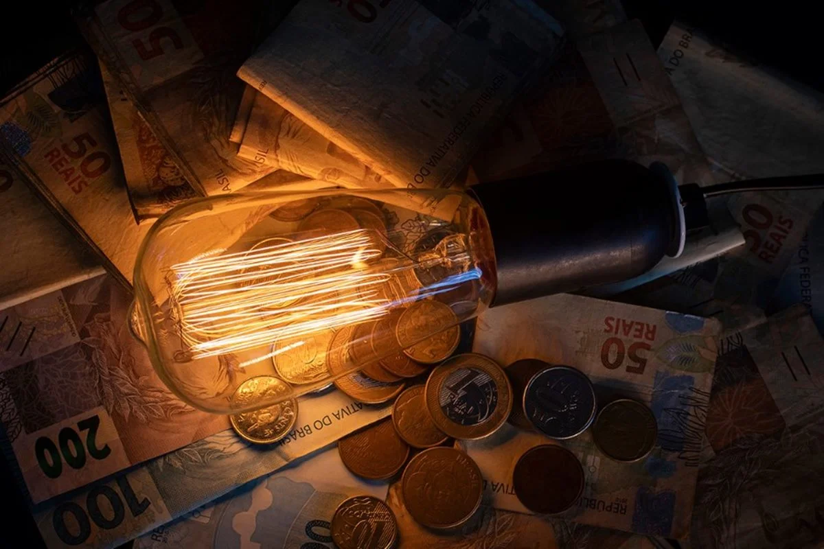 Senadores Davi a Randolfe notificam ANEEL para retirar de pauta aumento de tarifa de energia no AP