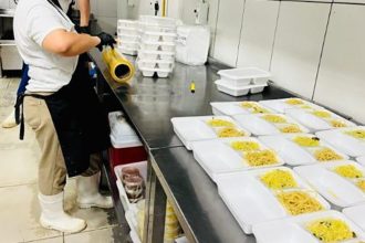 Empresa ligada a entrada de arma, drogas e celulares no Iapen lidera licitação de R$ 42 milhões para fornecer alimentação em presídio; Portal NP revela quem é o atual dono