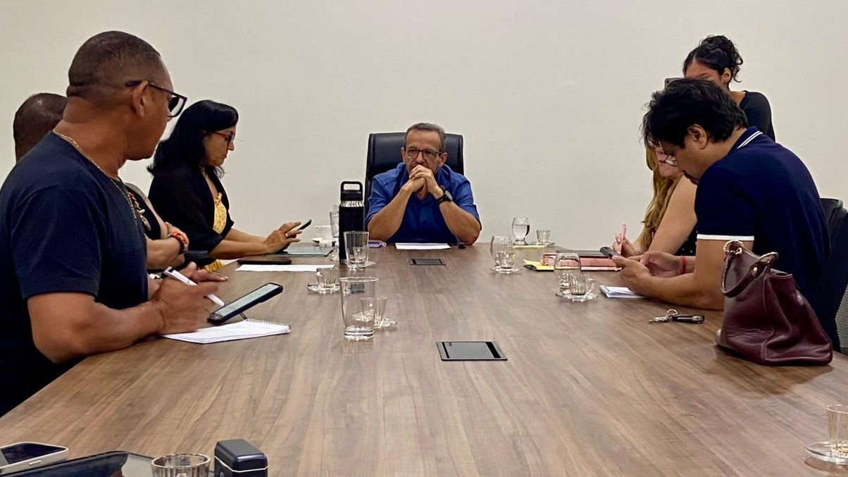 Prefeito Pedro DaLua recebe pauta da Educação e promete enviar reajuste de 12% à Câmara na terça