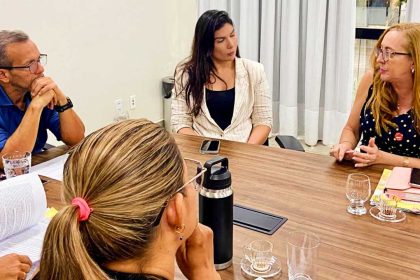 Prefeito Pedro DaLua recebe pauta da Educação e promete enviar reajuste de 12% à Câmara na terça