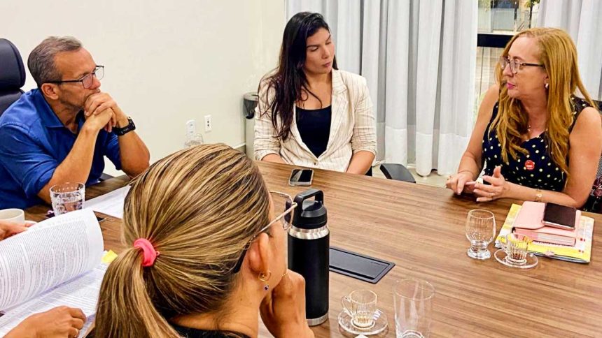 Prefeito Pedro DaLua recebe pauta da Educação e promete enviar reajuste de 12% à Câmara na terça