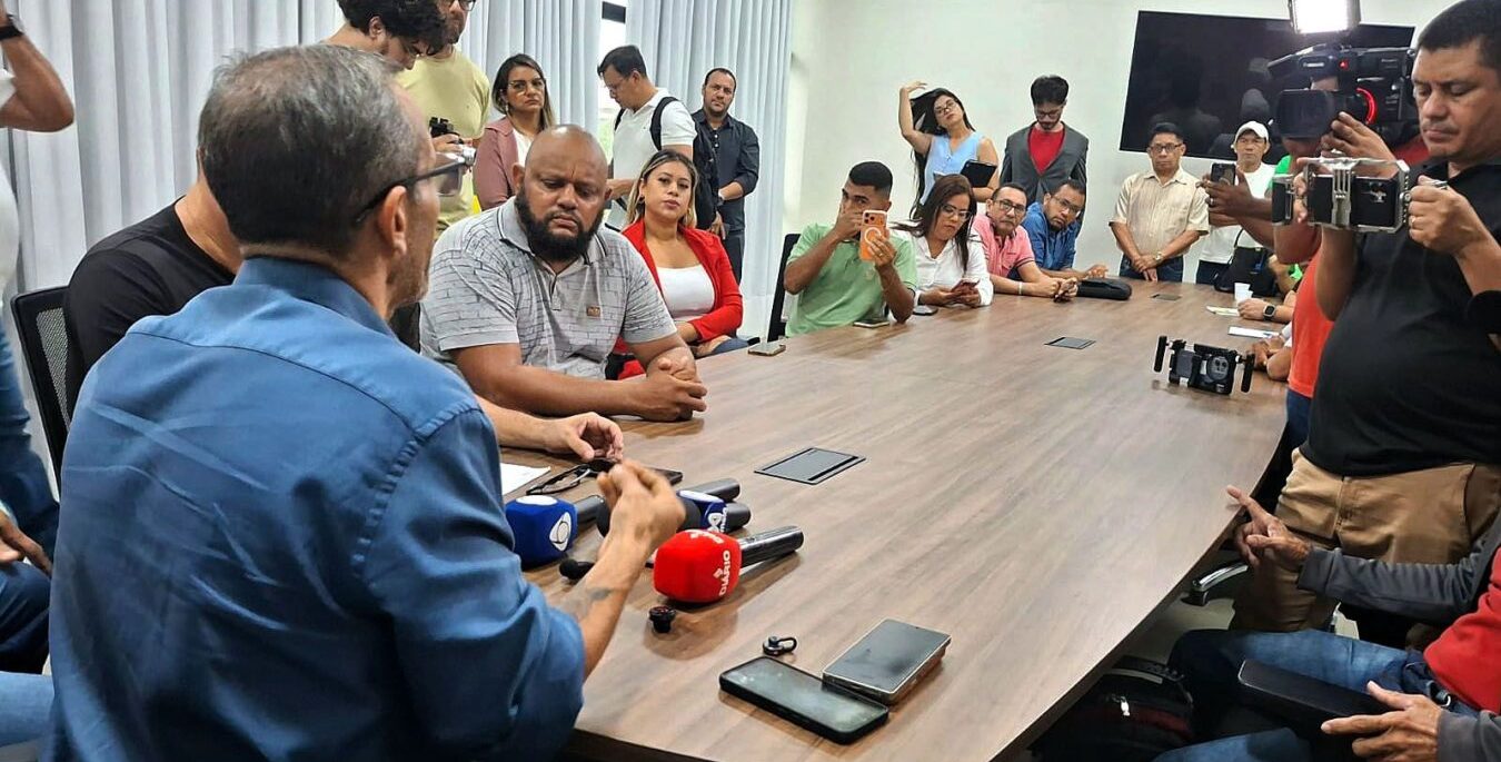 Apenas 20 ônibus circulando em Macapá não atende a demanda da população; motoristas e cobradores acumulam meses de salários atrasados 52 Apenas 20 ônibus circulando em Macapá não atende a demanda da população; motoristas e cobradores acumulam meses de salários atrasados