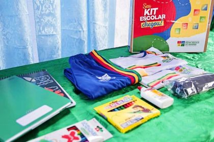 Alunos da rede municipal de ensino de Pedra Branca do Amapari recebem kits escolares e fardamento completo