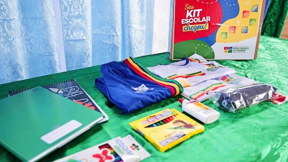 Alunos da rede municipal de ensino de Pedra Branca do Amapari recebem kits escolares e fardamento completo