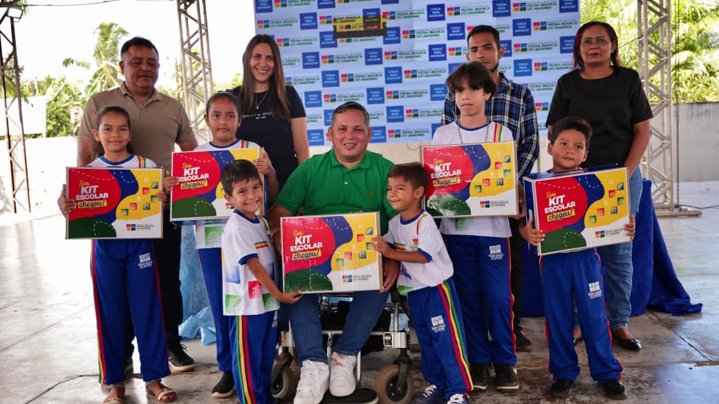 Alunos da rede municipal de ensino de Pedra Branca do Amapari recebem kits escolares e fardamento completo