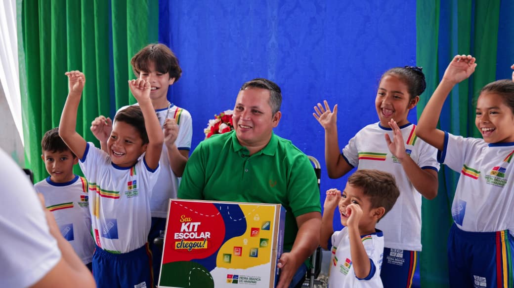 Alunos da rede municipal de ensino de Pedra Branca do Amapari recebem kits escolares e fardamento completo