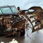 Colisão entre caminhão de lixo e picape deixa ferido na BR-156