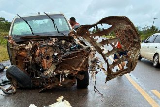 Colisão entre caminhão de lixo e picape deixa ferido na BR-156