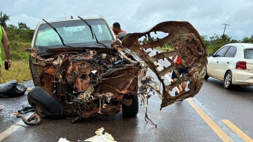 Colisão entre caminhão de lixo e picape deixa ferido na BR-156