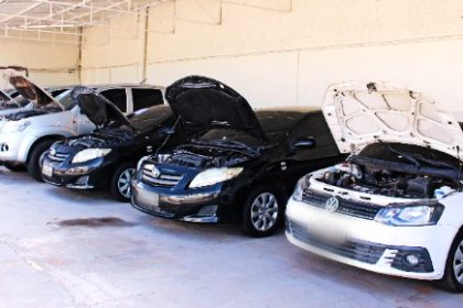 Empresário é preso ao tentar retirar carro apreendido com documento falso em depósito da PRF