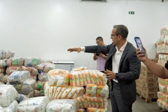Prefeito Pedro DaLua vistoria depósito da merenda escolar e anuncia regularização do abastecimento em Macapá