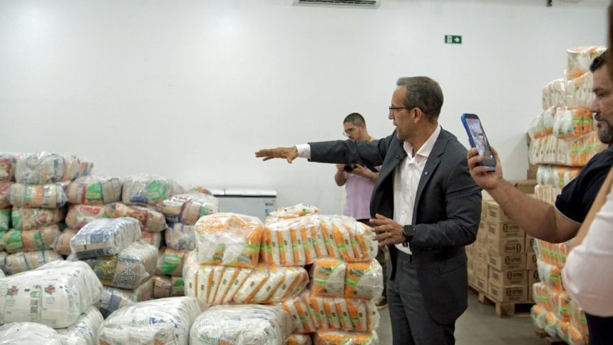 Prefeito Pedro DaLua vistoria depósito da merenda escolar e anuncia regularização do abastecimento em Macapá