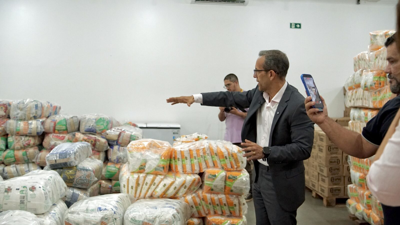 Prefeito Pedro DaLua vistoria depósito da merenda escolar e anuncia regularização do abastecimento em Macapá