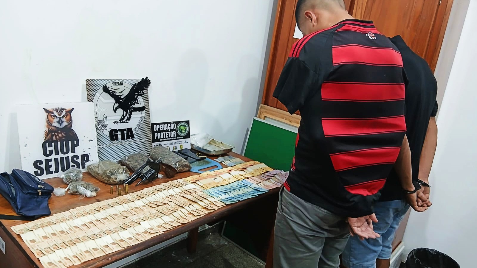 Operação policial prende dois suspeitos com drogas, arma e dinheiro no bairro Pacoval, em Macapá