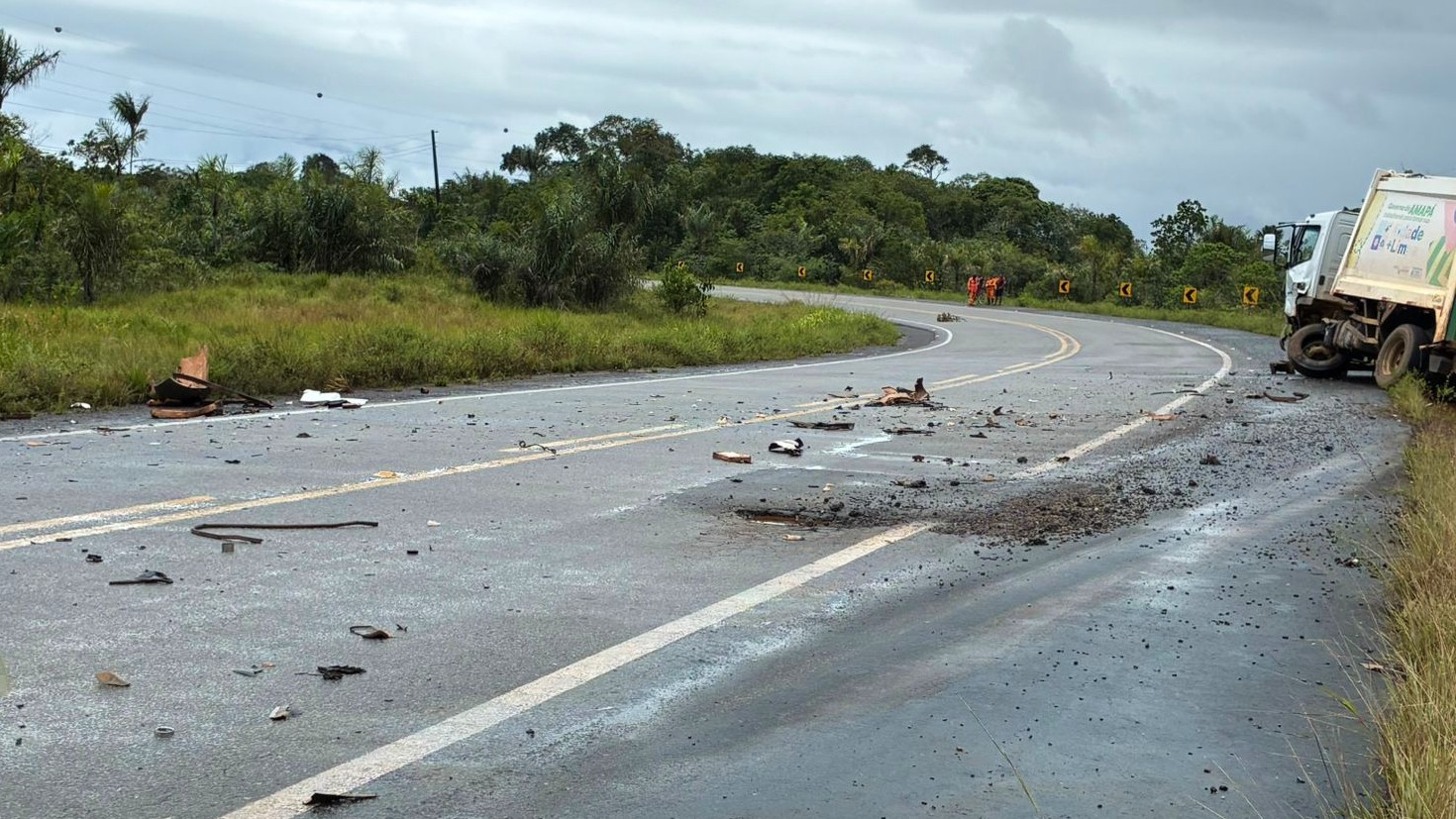 Colisão entre caminhão de lixo e picape deixa ferido na BR-156