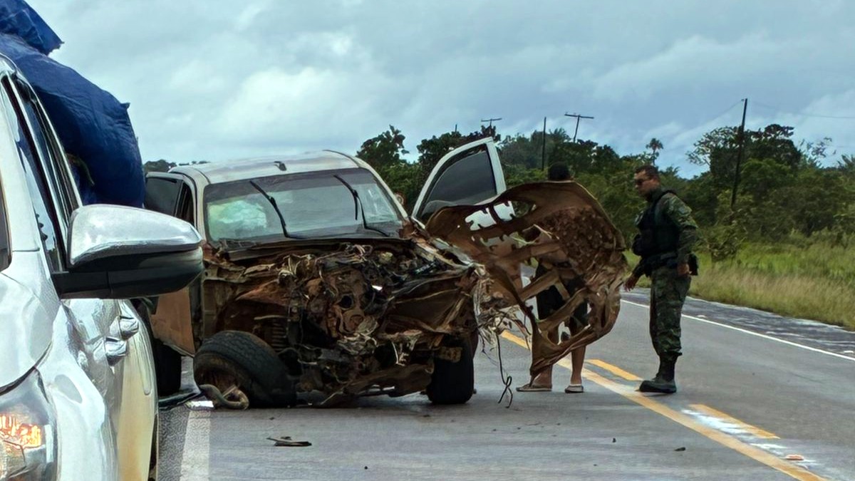 Colisão entre caminhão de lixo e picape deixa ferido na BR-156