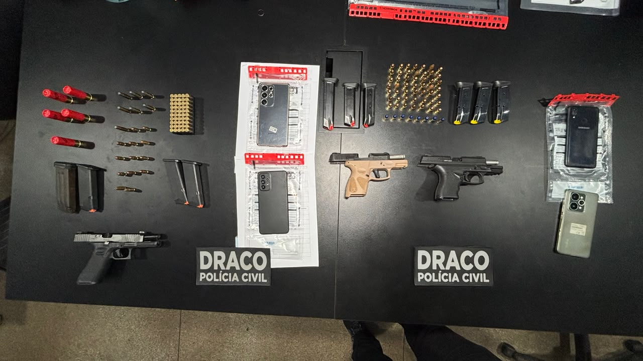 Polícia prende tenente da PM e guardas municipais acusados de tráfico de armas no AP 54 Polícia prende tenente da PM e guardas municipais acusados de tráfico de armas no AP